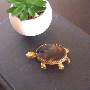 Vintage Kramer tortoise shell tortoise pin